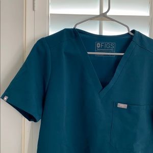 Figs scrub top